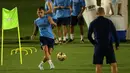 Bek Argentina #25 Lisandro Martinez mengikuti sesi latihan timnas jelang partai Final Piala Dunia 2022 melawan Prancis di Doha, Qatar, Kamis (15/12/2022). Diketahui, Lionel Messi sejauh ini menjadi tulang punggung permainan Timnas Argentina dan bermain sejak babak penyisihan grup sampai semifinal. (Paul ELLIS / AFP)