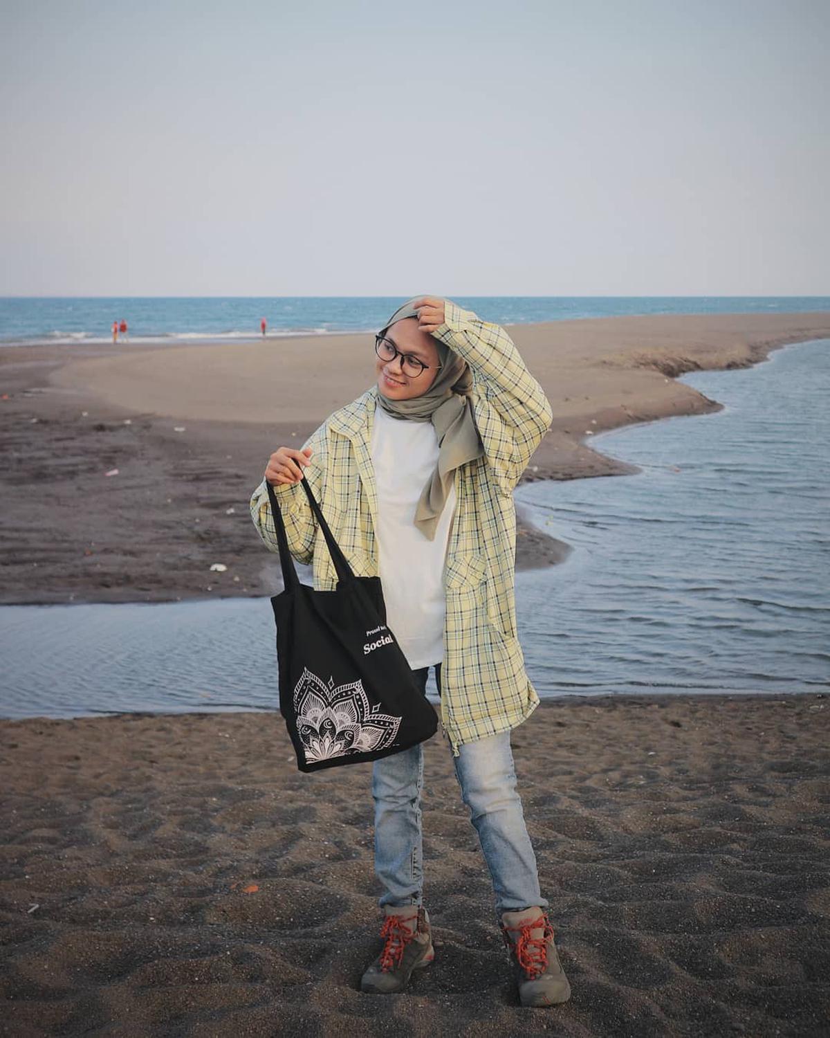 6 Inspirasi OOTD Hijab Pantai Simpel yang Nyaman dan Stylish, Cocok untuk Foto - Main Air
