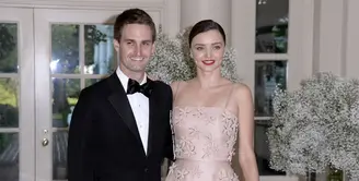 Kebahagiaan tengah bersama Miranda Kerr yang baru saja resmi dipersunting CEO Snapchat, Evan Spiegel. Pernikahan yang berlangsung secara privat ini hanya dihadiri keluarga dan teman-teman terdekatnya. (AFP/Bintang.com)