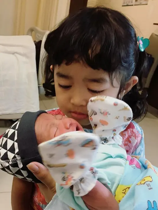 "Terima kasih semuanya untuk doanya. Semoga anak kami menjandi anak yang sholeh, berbakti kepada kedua orang tua, berguna bagi agama dan sesamanya.. Amin ya Allah," lanjut Nina. (Instagram/kenzienaratama)