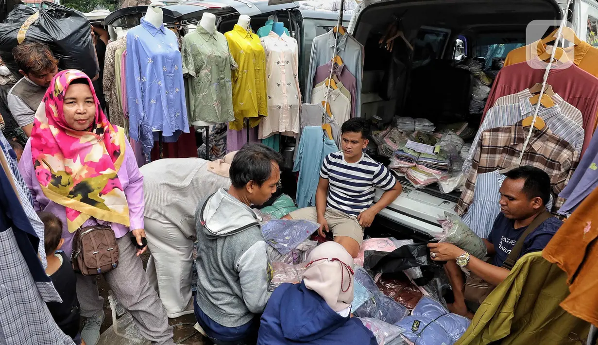 Harga jual baju gamis yang dipasarkan di Pasar Tasik, Tanah Abang, Jakarta bervariasi, dari puluhan hingga ratusan ribu rupiah. (Liputan6.com/Angga Yuniar)