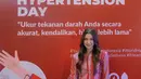 Dengan blouse panjanhg bermotif mega mendung, Mikha Tambayong tampil begitu inspiratif. Cutting unik mempresentasikan gayanya yang semakin sempurna. [Foto: Instagram/ Mikha Tambayong]