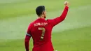 Striker Portugal, Cristiano Ronaldo melakukan selebrasi usai mencetak gol kedua Portugal ke gawang Israel dalam laga uji coba menjelang Euro 2020 di Jose Alvalade Stadium, Lisbon, Rabu (9/6/2021). Portugal menang 4-0 atas Israel. (AP/Armando Franca)