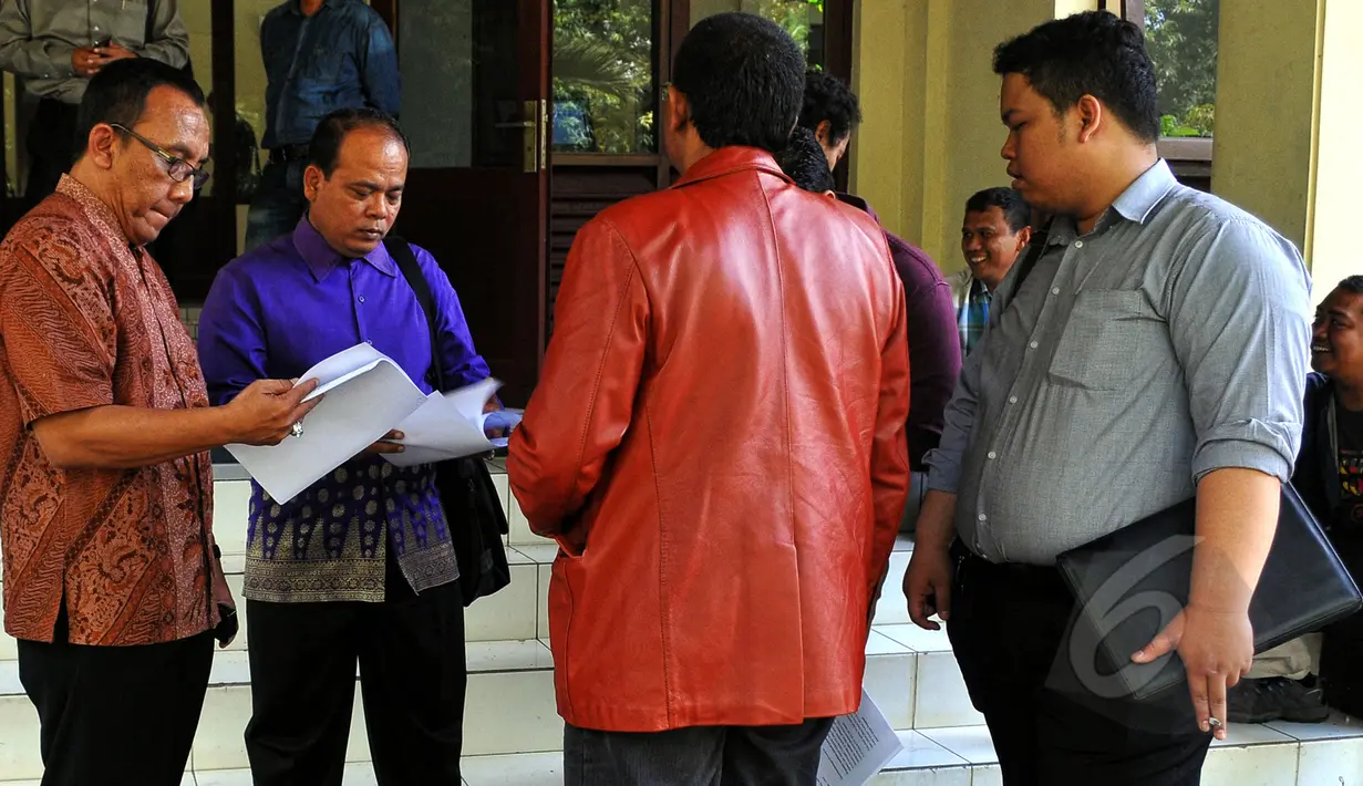 Anggota komite eksekutif PSSI, Tony Apriliani melihat berkas gugatan di Pengadilan Tata Usaha Negara (PTUN) Jakarta, Senin (4/5/2015).  Berkas gugatan PSSI ditolak karena dianggap tidak lengkap. (Liputan6.com/Yoppy Renato)