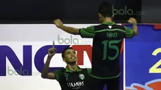 Ekspresi pemain Vamos, Ilham Ramadhyan, setelah mencetak gol ke gawang Antam dalam laga Seri III Grup B Wilayah Timur Pro Futsal League 2016 di GOR 17 Desember, Mataram, NTB, Minggu (13/3/2016). Vamos Mataram menang 12-6. (Bola.com/Arief Bagus)