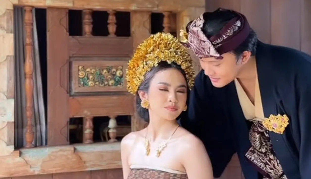 Tampil bak bangsawan, rambut panjang Mahalini Raharja disanggul khas Bali dengan Mahkota Gelung Agung [@dhirmannputra]