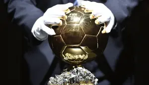 Ballon d'Or merupakan penghargaan untuk individu yang mampu tampil gemilang untuk klub maupun negaranya dalam satu musim. Trofi Ballon d'Or sendiri merupakan trofi individu termahal di dunia yaitu  600 ribu dolar AS atau setara Rp8,6 miliar. (Foto: AFP/Fabrice Coffrini)
