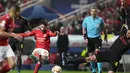 Gelandang Benfica, Rafa Silva melakukan tembakan dari kawalan pemain Ajax, Edson Alvarez pada pertandingan leg pertama babak 16 Liga Champions di Stadion Da Luz, Lisbon, Kamis (24/2/2022). Benfica bermain imbang atas Ajax 1-1.  (AP Photo/Armando Franca)