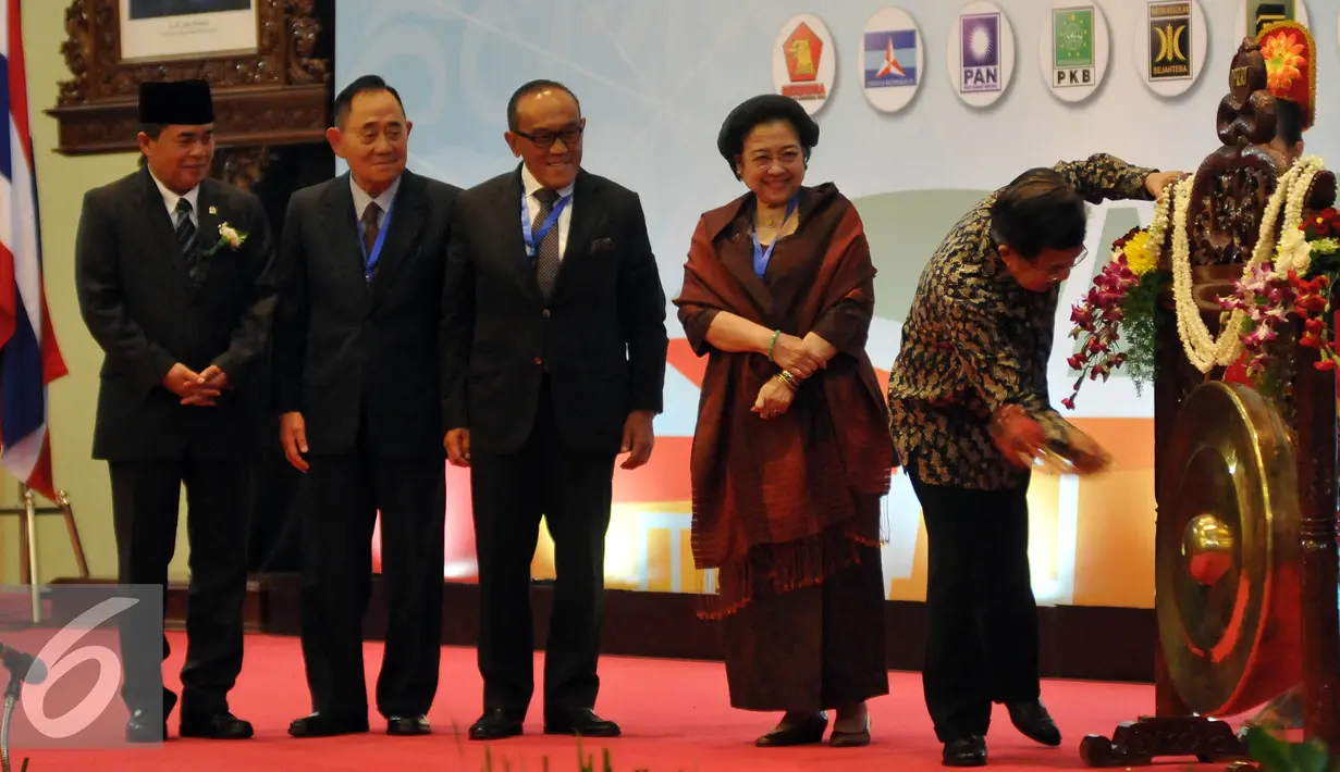 Wapres Jusuf Kalla bersama sejumlah tokoh membuka Konferensi Internasional Partai Politik se-Asia atau ICAPP 2016 di Komplek Parlemen Senayan, Jakarta, Jumat (22/4). Konferensi tersebut diikuti oleh 48 Parpol dari 32 negara. (Liputan6.com/Johan Tallo)