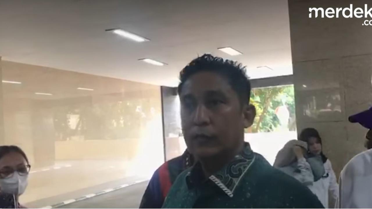 Masih Ngeles Soal Naik Meja Sidang, Jawaban Bingung Firdaus Oibowo saat Diperiksa Bareskrim Polri