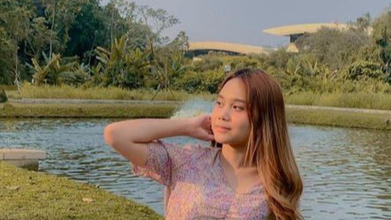 Tak hanya itu, Kayla juga kerap menggunakan dress yang membuatnya  terlihat anggun serta feminim.