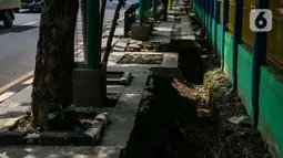 Kondisi trotoar yang rusak di kawasan Blok S, Jakarta, Kamis (4/3/2021). Dinas Bina Marga Provinsi DKI Jakarta akan merevitalisasi trotoar sepanjang 4,6 kilometer di kawasan Kebayoran Baru, Jakarta Selatan. (Liputan6.com/Faizal Fanani)
