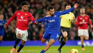 Amad Diallo menarik Iliman Ndiaye dalam laga Premier League antara Manchester United vs Everton di Old Trafford, 25 November 2025. (AP Photo/Dave Thompson)