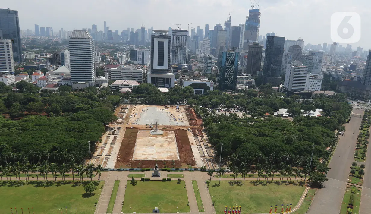 Suasana revitalisasi  taman sisi selatan Monunem Nasional, Jakarta, Rabu (29/1/2020). Berdasarkan hasil rapat koordinasi bersama DPRD DKI Jakarta, Sekretaris Daerah (Sekda) DKI Jakarta Saefullah memutuskan menghentikan sementara proyek revitalisasi kawasan Monas. (Liputan6.com/Herman Zakharia)