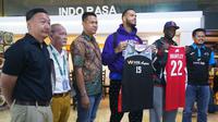 Piere Henderson dan Sherard Brantley menjadi pemain asing pertama IBL yang tiba di Indonesia. Mereka tiba Senin (9/1/2017). (Bola.com/Instagram/IBL)