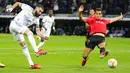 Penyerang Real Madrid Karim Benzema (kiri) mencetak gol kelima untuk timnya ke gawang Mallorca pada jornada keenam La Liga Spanyol di Santiago Bernabeu, Kamis (23/9/2021) dini hari WIB. Real Madrid berpesta gol usai melibas Real Mallorca 6-1. (AP Photo/Manu Fernandez)