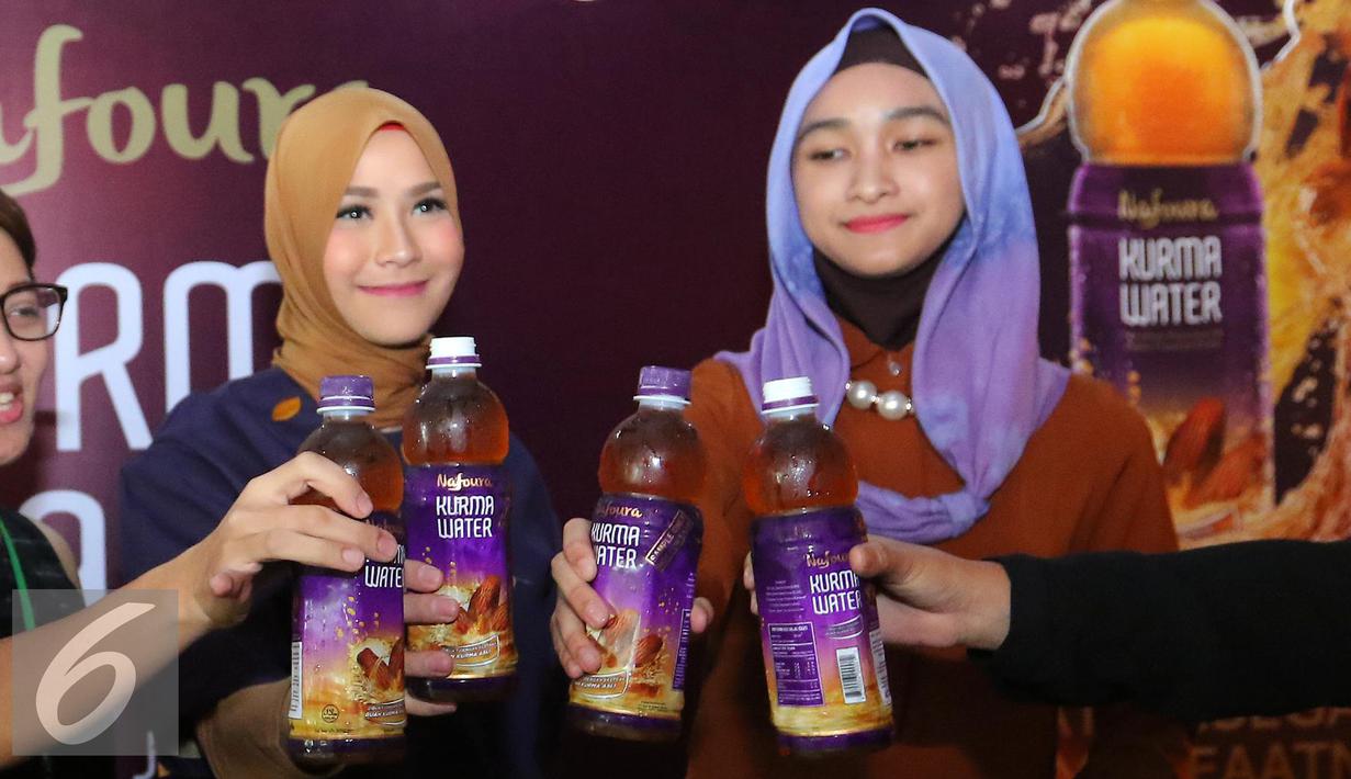 Zaskia Mecca (kerudung coklat) menghadiri peluncuran Nafoura Kurma Water di Jakarta, Kamis (2/5). Produk ini untuk memenuhi nutrisi masyarakat Indonesia saat berpuasa sehingga buah kurma dapat dinikmati melalui kemasan minuman. (Liputan6.com/Angga Yuniar)