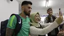 Pemain Timnas Indonesia, Stefano Lilipaly, foto bersama fans usai latihan di Universitas Kasetsart, Bangkok, Kamis (15/11). Latihan ini persiapan jelang laga Piala AFF 2018 melawan Thailand. (Bola.com/M. Iqbal Ichsan)