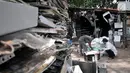 Pekerja memilah barang bekas di tempat pengepulan sampah elektronik, Jakarta, Rabu (7/8/2019). Sepanjang Januari-Juni 2019, Dinas Lingkungan Hidup (DLH) Provinsi DKI Jakarta telah memproses lebih dari 1 ton sampah elektronik yang berasal dari rumah tangga dan industri. (merdeka.com/Iqbal Nugroho)