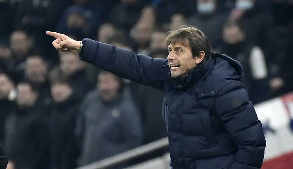 Pelatih Tottenham Antonio Conte menginstruksikan pemainnya saat bertanding melawan West Ham United pada pertandingan perempat final Piala Liga Inggris di Stadion Tottenham Hotspur di London, Kamis (23/12/2021). Kemenangan mengantar Chelsea ke semifinal Piala Liga Inggris. (AP Photo/Rui Vieira)