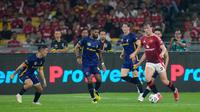 Pemain Manchester United, Rasmus Hojlund, kanan, berebut bola dengan pemain ASEAN All-Star Kamboja, Mo Kan, tengah, selama turnamen sepak bola Challenge Cup Malaysia 2025 di Kuala Lumpur, Malaysia, Rabu, 28 Mei 2025. (Foto AP/Vincent Thian)