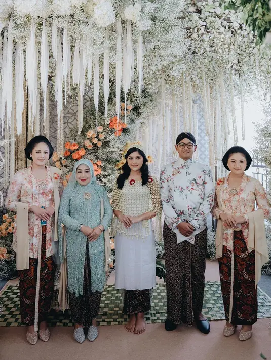 Di acara siraman Erina, kedua saudara perempuannya memakai kebaya kutubaru klasik motif floral yang dipadukan dengan kain batik. [@morden.co]