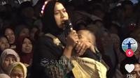 Salah satu jemaah Gus IUqdam yang memiliki kisah tragis (TikTok)
