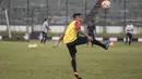 Zulfiandi berusaha mengontrol umpan lambung saat latihan jelang uji coba melawan Persib di Stadion Siliwangi, Bandung. (Bola.com/Vitalis Yogi Trisna)
