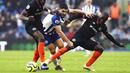 Pemain Brighton and Hove Albion, Neal Maupay, berusaha melewati pemain Chelsea pada laga Premier League di Stadion AMEX, Rabu (1/1/2020). Kedua tim bermain imbang 1-1. (AP/(Gareth Fuller)