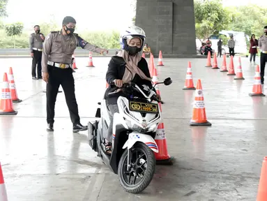 Karyawan AO Mekaar mengikuti safety driving di Bandung, Jawa Barat (5/03/2022). Kegiatan safety driving yang digelar PT Permodalan Nasional Madani (PNM) melalui afiliasinya PT Mitra Utama Madani (MUM) guna melatih berkendara yang baik dalam rutinitas pekerjaan di lapangan. (Liputan6.com/HO/PNM)