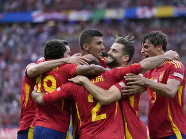 Para pemain Spanyol merayakannya setelah Dani Carvajal mencetak gol ketiga timnya ke gawang Kroasia pada laga pertama grup B Euro 2024 yang berlangsung di Olympia Stadion, Berlin, Sabtu (15/8/2024). (AP Photo/Sergei Grits)