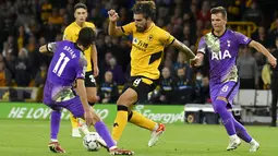 Gelandang Wolverhampton Wanderers Ruben Neves berlari dengan bola dibayangi penyerang Tottenham Hotspur, Bryan Gil pada putaran ketiga Piala Liga Inggris 2021/2022 di Molineux, Kamis (23/9/2021) dini hari WIB. Tottenham menang adu penalti 3-2, usai imbang 2-2. (AP Photo/Rui Vieira)