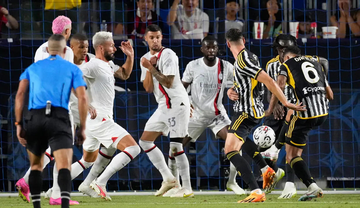 Namun pada menit ke-32 Juventus berhasil menyamakan kedudukan menjadi 1-1 lewat gol Danilo lewat sontekan dari dalam kotak penalti setelah memanfaatkan kemelut yang terjadi di depan gawang Milan usai sepak pojok. (AP Photo/Ashley Landis)