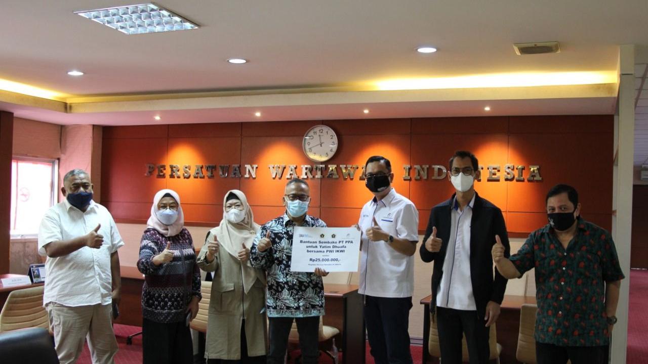 Ketua Umum PWI Pusat Atal S Depari bersama Ketua IKWI Indah Kirana Depari menerima secara simbolis santunan paket sembako dari Sekretaris Perusahaan PPA Agus Widjaja, Senin (19/4/2021). (Dok PPA)