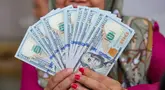 Karyawan menunjukkan lembaran uang Dolar AS di VIP Money Changer, Jakarta, Jumat (5/6/2026). (merdeka.com/Arie Basuki)