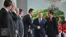 Perdana Menteri Hongaria, Y.M. Tuan Viktor Orban (tengah) menunjukan kabinetnya kepada Presiden Joko Widodo di Istana Merdeka, Jakarta, Senin (1/2). (Liputan6.com/Faizal Fanani)
