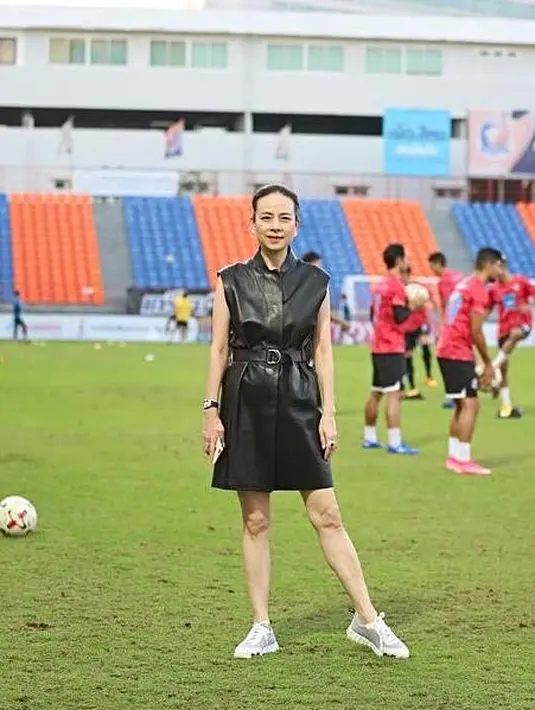 Gaya edgy Madam pang dalam balutan leather dress. Ia pun melengkapi penampilannya  dengan anting, cincin, dan jam tangan mewah. (Instagram/panglamsam).