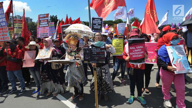 Ratusan aktivis perempuan dari 65 organisasi kemasyarakatan memperingati Hari Perempuan Internasional di depan Istana Merdeka, Jakarta, Jumat (8/3). Aksi mengusung Panggung Politik Perempuan Independen. (merdeka.com/Arie Basuki)
