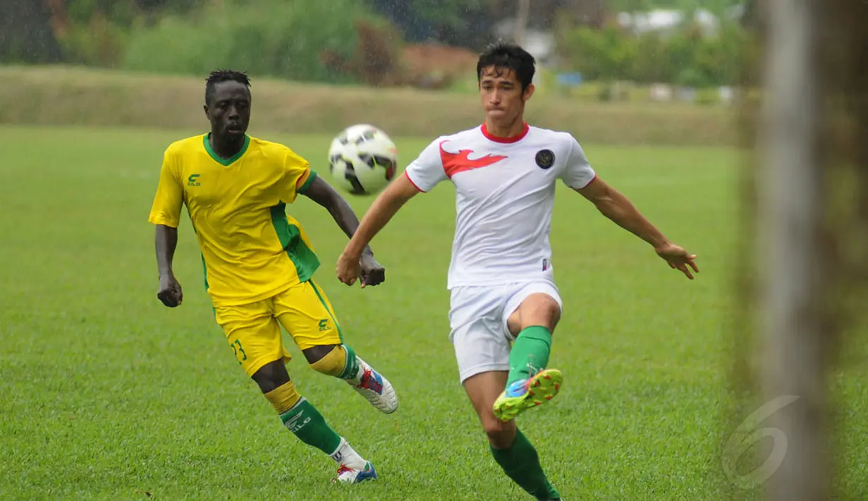 Gelandang Timnas U-23 Indonesia, Gavin Kwan Adsit mencoba mengecoh salah satu pemain asing saat melakukan latih tanding di POR Sawangan, Depok, Rabu (31/12/2014). (Liputan6.com/Helmi Fithriansyah)