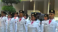 Gloria Jadi Penjaga Gordon di Tim Penurunan Bendera 