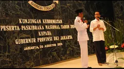 Jokowi menyempatkan diri untuk berdialog dengan salah satu dari anggota Paskibraka di Balai Kota, Jakarta, Rabu (20/8/2014) (Liputan6.com/Andrian M Tunay)