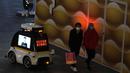 <p>Robot otonom polisi berpatroli di area mal di Beijing, Rabu (28/12/2022). China mengatakan akan melanjutkan penerbitan paspor untuk pariwisata dalam langkah besar lainnya dari kontrol anti-virus yang mengisolasi negara itu selama hampir tiga tahun, menyiapkan potensi banjir orang China yang pergi ke luar negeri untuk liburan Tahun Baru Imlek bulan depan. (AP Photo/Ng Han Guan)</p>