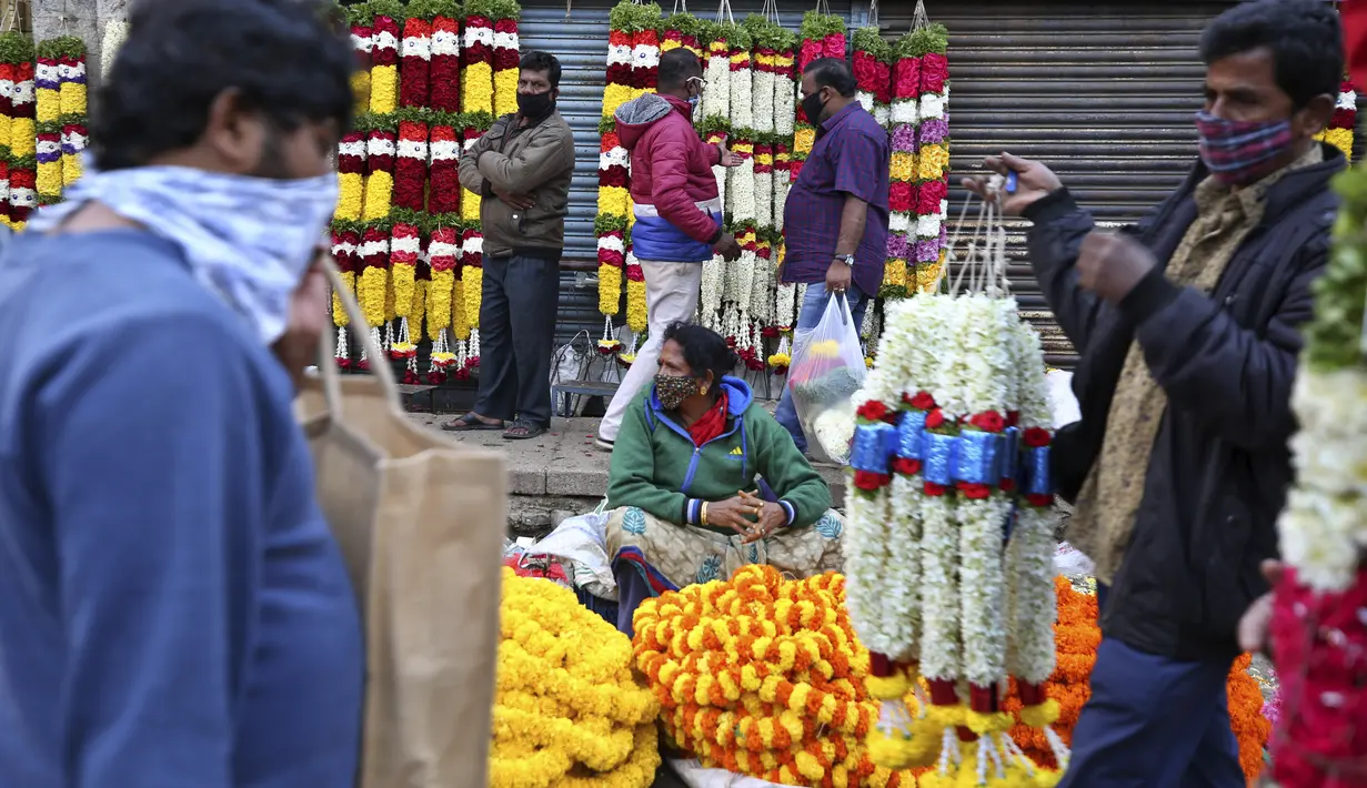 Penjual bunga menunggu pembeli di pasar grosir di Bengaluru, India, Kamis (24/9/2020). Negara berpenduduk 1,3 miliar itu diperkirakan akan menjadi negara terparah pandemi COVID-19 dalam beberapa minggu, melampaui Amerika Serikat. (AP Photo/Aijaz Rahi)