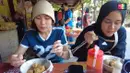 Ayu Ting Ting mengaku mengetahui warung bakso tersebut dari saudaranya yang ada di Bandung. Setiap ke tempat saudaranya, Ayu dan orangtuanya selalu diajak makan ke warung bakso tersebut. [Youtube/Qiss You TV]