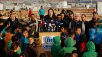 Utusan khusus lembaga pengungsi PBB, aktris Angelina Jolie mengadakan konferensi pers saat berkunjung ke Kamp Pengungsi Zaatari di Mafraq, Yordania, Minggu (28/1). Konflik Suriah sudah berlangsung sekitar delapan tahun terakhir. (Khalil MAZRAAWI/AFP)