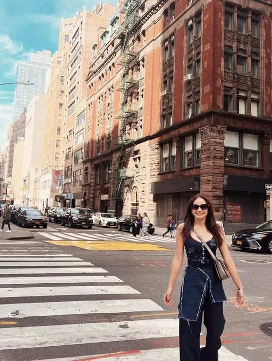 Celana model 'apron' jeans juga menjadi sentuhan sporty dari tampilan kamisol Enzy. [Foto: Instagram @enzystoria]