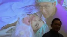 Layar monitor menampilkan momen bahagia ketika Menteri Koordinator Bidang Infrastruktur dan Pembangunan Kewilayahan yang juga Ketua Umum Partai Demokrat, Agus Harimurti Yudhoyono, menjenguk istrinya, Annisa Larasati Pohan, usai melahirkan anak kedua mereka di Rumah Sakit Pondok Indah (RSPI), Jakarta, Senin (30/3/2026). (Kapanlagi.com/Budy Santoso)