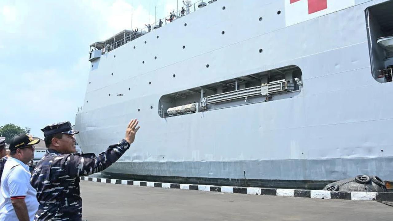 Pelepasan bantuan kemanusiaan dengan menggunakan kapal perang TNI AL di Dermaga Kolinlamil, Jakarta Utara, Minggu (30/22/2025).