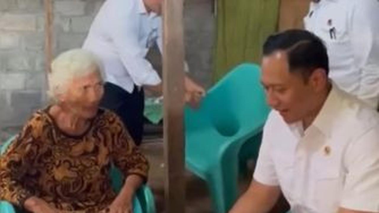 Secara door to door, AHY menemui satu per satu penerima sertifikat tanah ke rumah mereka.