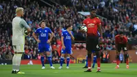 Pemain Manchester United, Paul Pogba (kanan) bersiap menendang penalti saat menghadapi Leicester City dalam ajang Liga Inggris di Old Trafford, Manchester, Inggris, Jumat (10/8). Manchester United menang 2-1 atas Leicester City. (AP Photo/Jon Super)